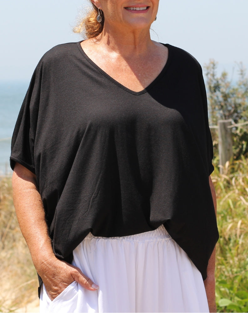 showing the pockets in the everyday pant in white by miss seafari