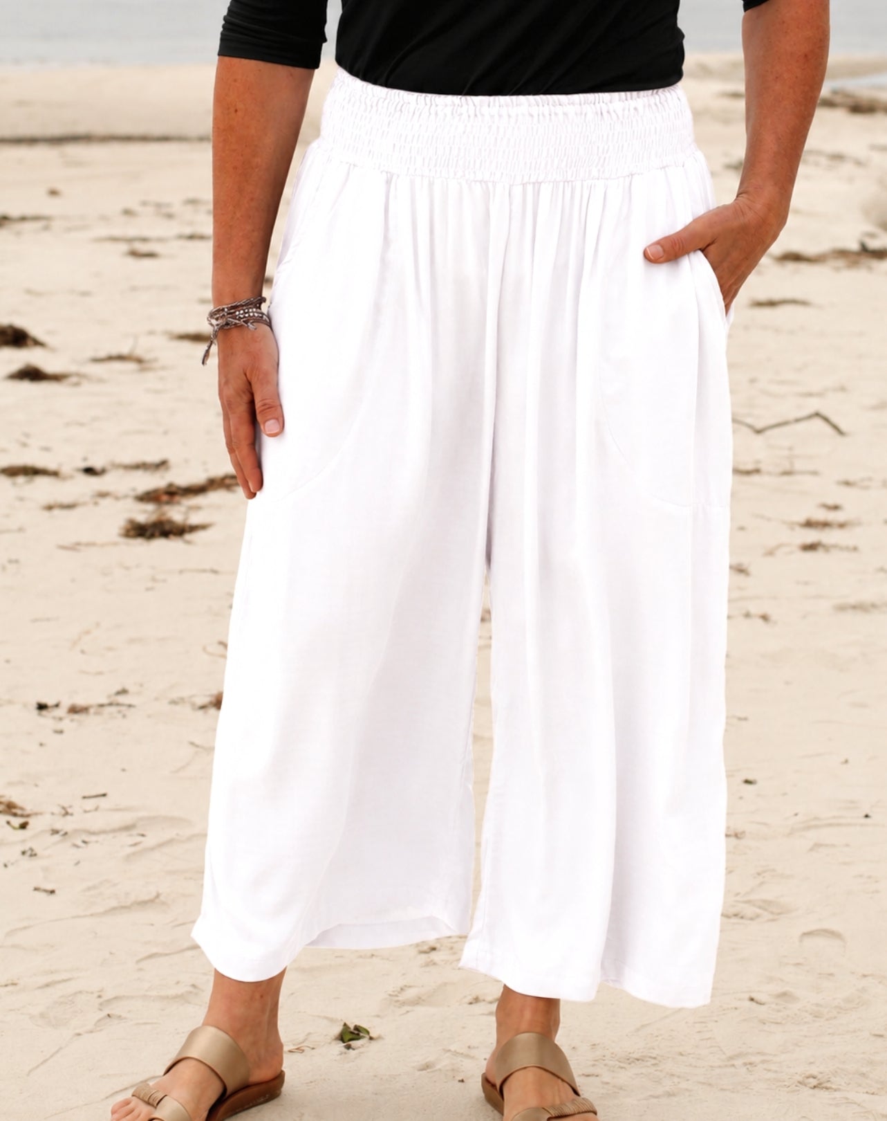 midrise 7/8 everyday pant with deep pockets and comfy shirred waist band